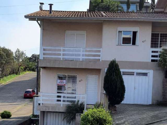 Sobrado  triplex de esquina,  com dois dormitórios, sala de estar e jantar,  cozinha, banheiro social, lavabo, área de serviço, garagem para dois carros cobertas, churrasqueira  e   duas vagas de esta