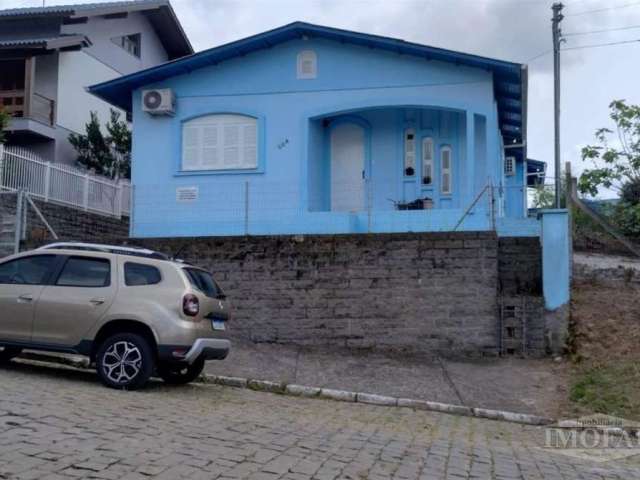 Bela casa de alvenaria com,  3 dormitórios, (1 suíte), sala, cozinha, banheiro social, área de serviço, garagem com churrasqueira, depósito. O imóvel conta também com um segundo terreno ao lado, medin