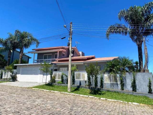 Excelente casa localizada no Bairro Santa Catarina, em amplo terreno de esquina, perfeita para você e sua família. Composta por: Primeiro pavimento: 3 dormitórios, sala de estar, sala de jantar, cozin