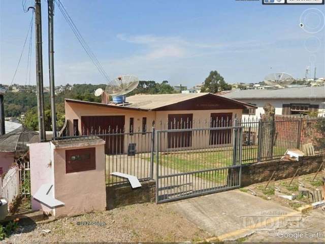 Casa mista, (tijolos e madeira), de dois pavimentos:  Superior. 3 dormitórios, sala, cozinha, banheiro área de serviço e garagem com churrasqueira. Paredes externas em alvenaria, internas e assoalho e