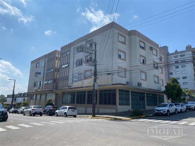 Belo e amplo apartamento no centro, com 3 dormitórios, sendo uma suíte, sala de estar e jantar com lareira e sacada, churrasqueira, cozinha, dependência de empregada, área de serviço, banheiro social 