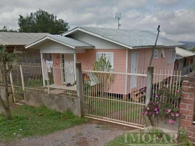 Casa mista, com dois quartos, sala, cozinha, banheiro. Porão com sala. cozinha e  banheiro. Garagem em alvenaria com churrasqueira. Área  construida da casa 86,65 m. Área construida da garagem 51,21 m