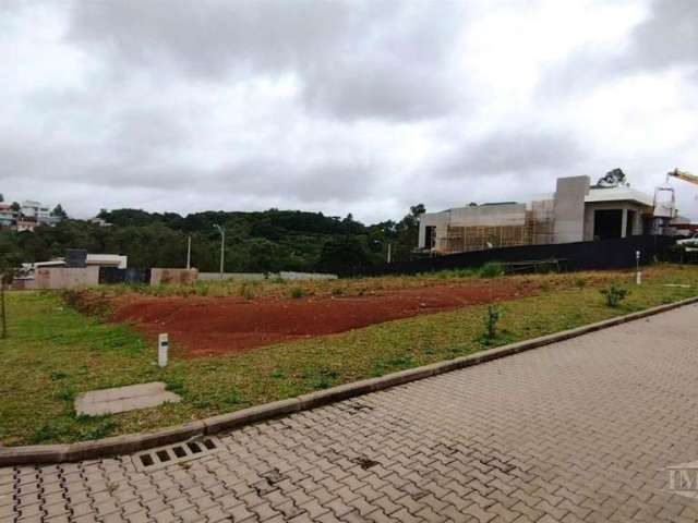 Maravilhoso terreno, formado por duas esquinas, com frente para três ruas,(norte, sul e oeste), são mais de 17 metros para o norte e 38 voltados para o sol poente, na melhor posição do condomínio o qu