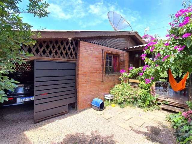 Casa mista, madeira e alvenaria, no bairro Primeiro de Maio, com dois dormitórios, sala com dois ambientes, cozinha individual, banheiro social, na entrada da casa Dek, garagem com churrasqueira. Terr