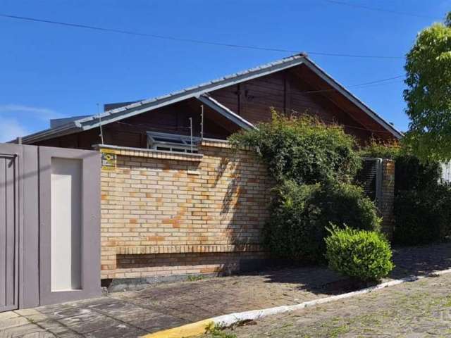 Excelente casa de madeira em  dois  terrenos, composta com  sala de jantar, estar e televisão,  três quartos, cozinha, dois banheiros, despensa, área de serviço, salão de festas com churrasqueira, pia