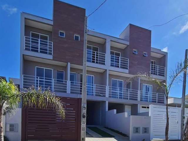 Sobrado triplex, composto por dois quartos com suíte, e sacada,  sala e cozinha integrada com lavabo, nos fundos quiosque com churrasqueira, área serviço e garagem coberta. Gesso plano, espera para ág