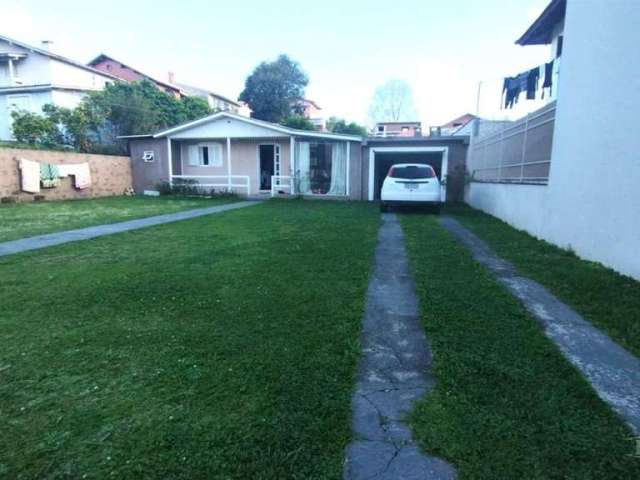 Casa mista localizada em bairro tranquilo, conta com 2 dormitórios (um sendo suíte), sala, cozinha, banheiro social, área de serviço e ampla garagem. Toda cercada e com pátio enorme em frente a casa. 