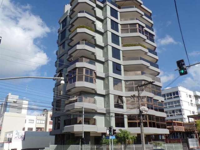 Imobiliária Imofar vende excelente apartamento no centro, composto por 03 dormitórios (sendo 01 suíte com banheira, vestir e sacada), escritório, que pode ser um 4º dormitório,  sala de estar e jantar