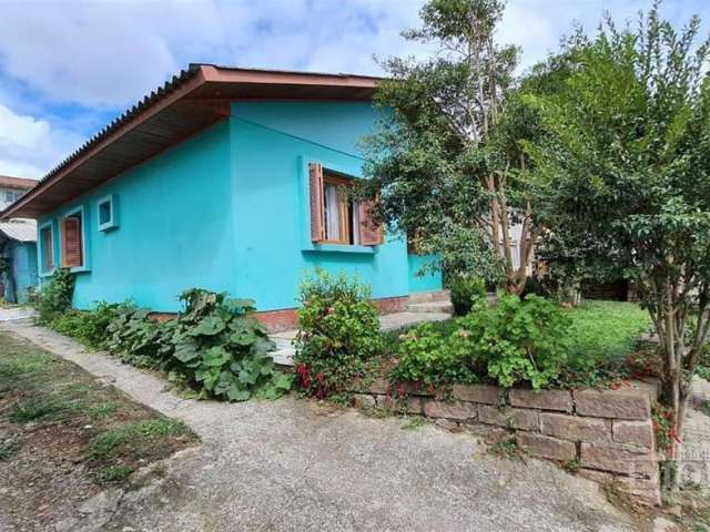 Casa em alvenaria com três quartos, sala, cozinha, banheiro,  área coberta com fogão campeiro, churrasqueira  e estacionamento na lateral. Nos fundos uma casa de madeira, com dois quartos, sala e cozi