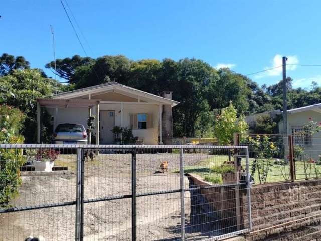 Duas moradias no Bairro Monte Verde! Casa mista com 03 dormitórios, sala de estar, sala de jantar, cozinha, área de serviço, churrasqueira, banheiro social e vaga de estacionamento coberta.  Casa de m