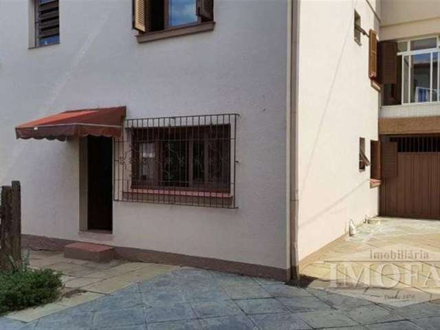 Casa  de alvenaria, localizada no térreo,  com quatro  dormitórios, sala, cozinha, banheiro e um box de garagem com área de serviço.  Piso Parquet e divisórias em madeira. O imóvel  não pode ser finan