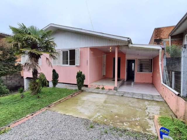 Casa em madeira, com três dormitórios, sala, cozinha, banheiro, área de serviço com churrasqueira e lavabo, garagem e estacionamento. 
Terreno cercado e pátio. 
Imóvel averbado, pode ser financiado. 
