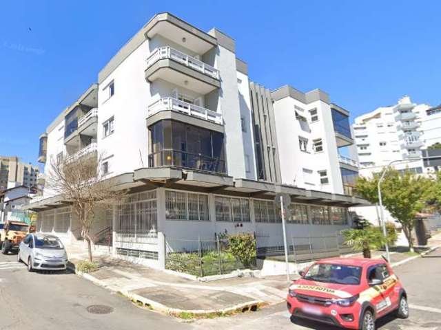 Localizado no centro, este excelente apartamento conta com 3 dormitórios, sendo 1 suíte, sala ampla, cozinha, banheiro social e área de serviço com churrasqueira, este imóvel oferece todo o conforto e