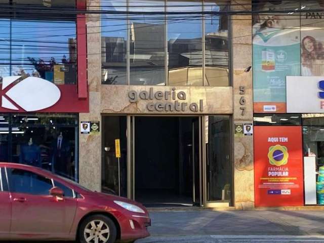 Localizada no coração de Farroupilha, na Galeria Central, esta sala comercial é ideal para quem busca um espaço funcional e bem localizado. Com uma área total de 21 m², sendo que existe a possibilidad