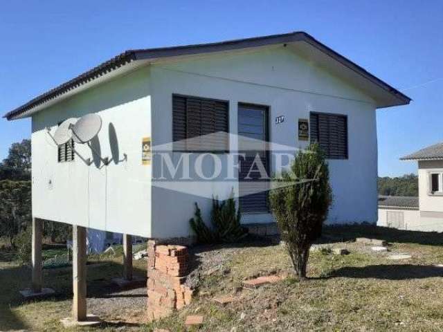 Casa de alvenaria com 2 dormitórios, sala e cozinha, banheiros e área de serviço. Estacionamento sob a casa.
Área  construída 43,50 m²
Área do terreno 360,00 m².