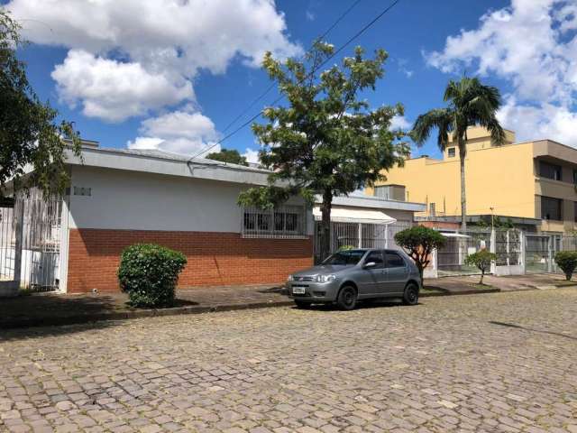 Residência em excelente localização no Bairro Cinquentenário!
Conta com 03 dormitórios (sendo 01 suíte), sala para 02 ambientes, cozinha mobiliada, área de serviço, banheiro social e 02 vagas de garag