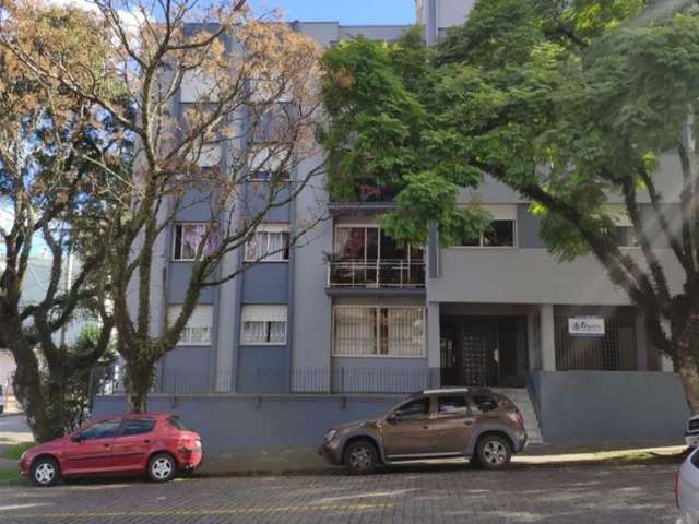 Apartamento em excelente posição solar próximo ao Centro!
Conta com 02 dormitórios (sendo 01 suíte), sala para 02 ambientes com lareira e sacada, cozinha, churrasqueira, área de serviço, banheiro soci