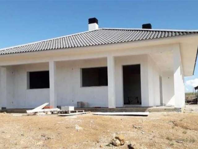 Excelente chácara cercada com casa em construção de 212,00m².

Casa com 03 dormitórios (sendo 01 suíte), sala para 02 ambientes, cozinha, área de serviço, escritório, varanda, banheiro social e 01 vag