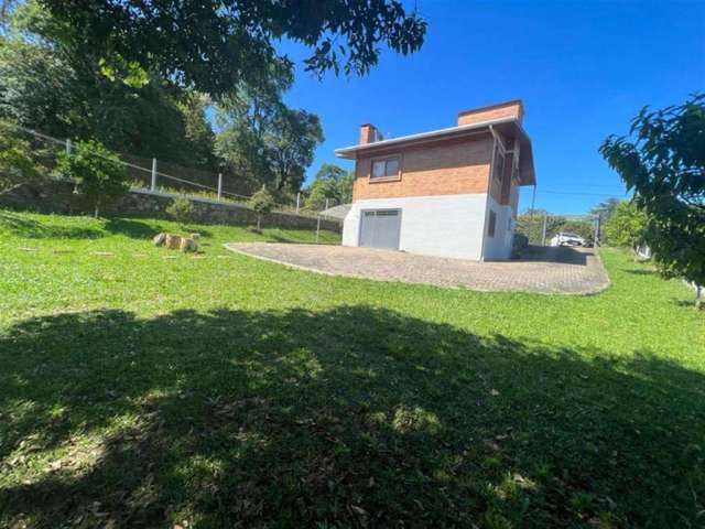 Casa de alvenaria, localizada na área rural à 8 km do centro da cidade, com acesso fácil  em rodovia pavimentada, linhas de ônibus e internet fibra. 
Venha descobrir o paraíso rural a poucos minutos d