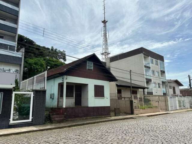 Terreno em excelente localização próximo a UCS!!

Residência sem valor comercial.

Área: 11,15x30,00 = 334,50m².

Confira!