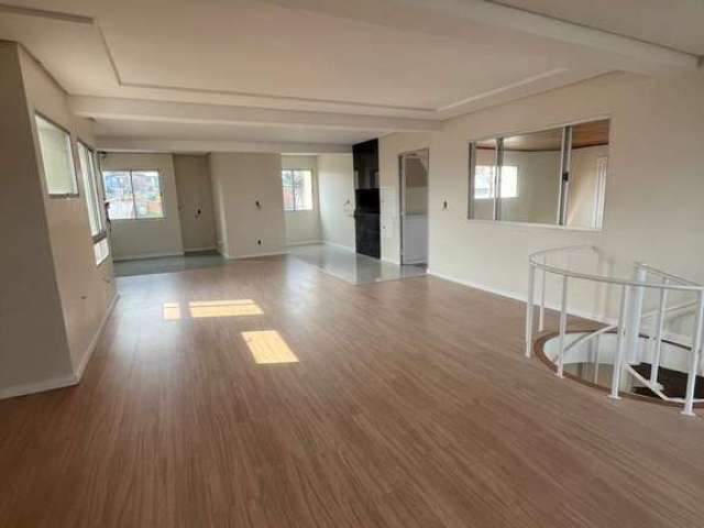 Excelente Cobertura Duplex no Bairro Sagrada Família!!
Conta com 03 dormitórios (sendo 02 suítes), sala para 02 ambientes, lareira, terraço privativo com vista panorâmica, sacada, cozinha, churrasquei