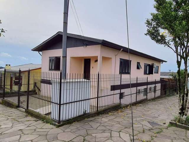 Casa de esquina com quatro quartos, um com suíte,  sala de estar e banheiro social.
Térreo com sala de estar e jantar, cozinha com churrasqueira, área de serviço, banheiro, um dormitórios, despensa, g