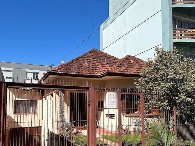 Casa mista em excelente localização e orientação solar (Norte), no Bairro Exposição, próximo ao Parque dos Macaquinhos!
Conta com 06 dormitórios, sala para 02 ambientes, cozinha, sótão, área de serviç