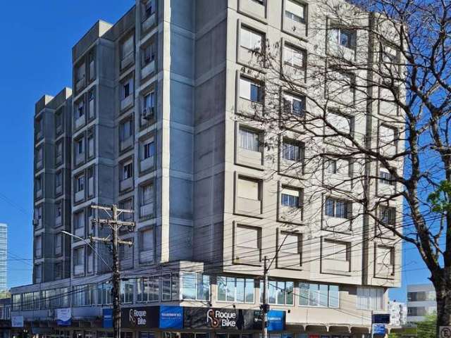 Apartamento com dois quartos no centro, sala de estar e jantar, cozinha, banheiro social, área de serviço, despensa e um box  de garagem. Prédio com elevador.
Área privativa 87,00 m².
Área do box 15,0