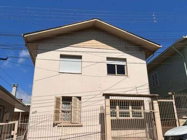 Excelente Residência mista de 02 pavimentos no Bairro Rio Branco!

Pavimento superior: semimobiliado, com 03 dormitórios, sala para 02 ambientes, cozinha, área de serviço, banheiro social e 01 vaga de