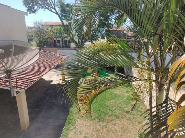 Casa com 3 dormitórios à venda, 212 m² por R$ 760.000