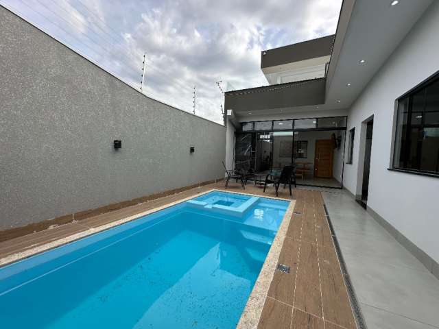 Casa com 2 suítes e piscina Jardim Mediterrâneo