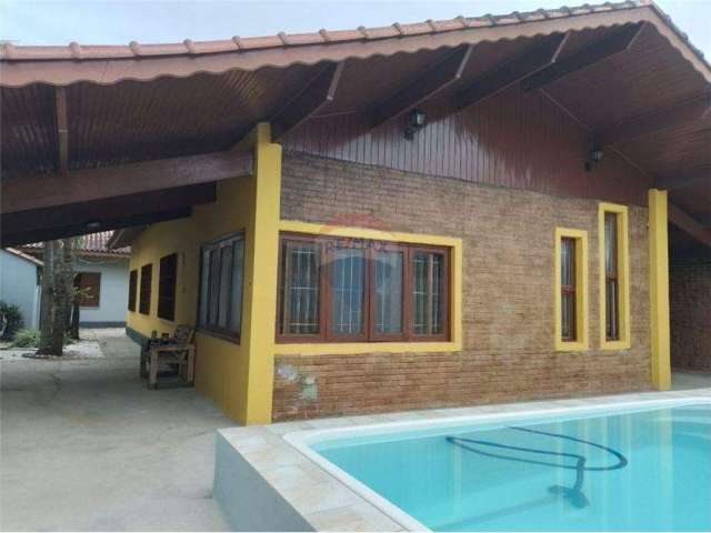 Casa em Itanhaém: 3 Quartos, Piscina e Perto da Praia