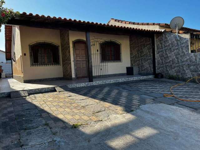 Ótima Casa, com Piscina, em Rua pavimentada