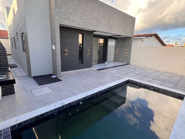 Casa com Piscina em Mangabeira com 104m