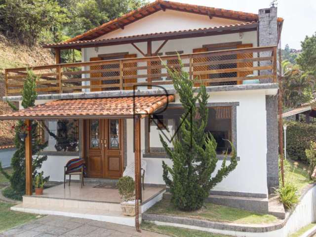 Casa com 3 suítes, churrasqueira e piscina no Green Valley