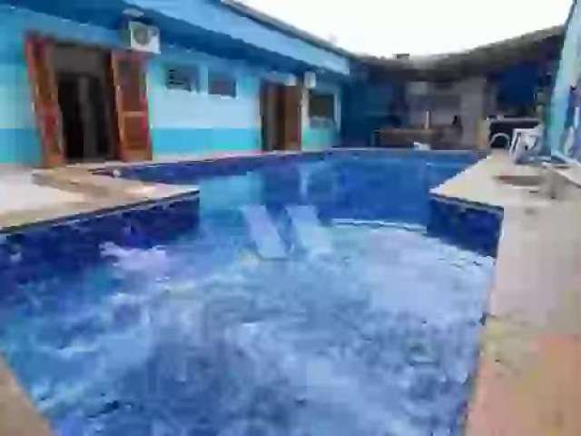 Casa isolada a venda com 3 quartos, 2 suítes, 5 vagas, piscina e churrasqueira, no Canto do Forte em Praia Grande