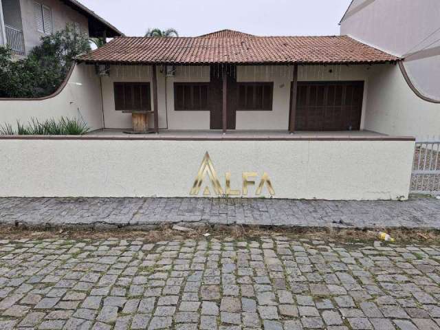 Casa com 3 dormitórios apenas 250 metros da praia de armação!!