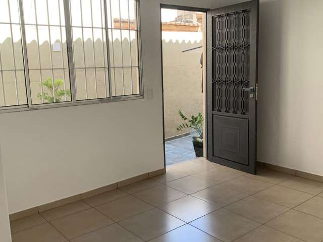 Casa Térrea, 1 Dorm , 39 m² por R$ 1.700,00