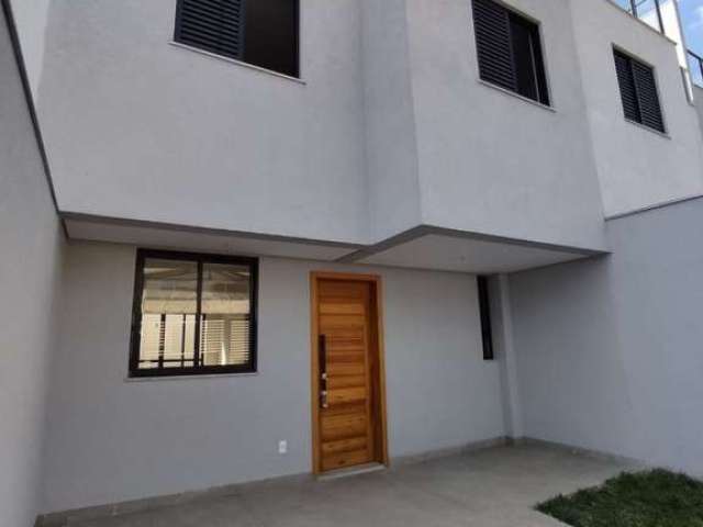 Excelente casa geminada triplex de 03 quartos com suite no Planalto!!