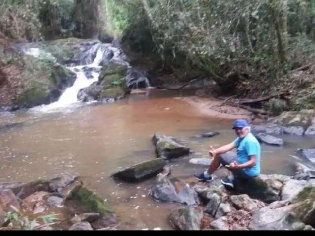 Linda chácara  com cachoeira