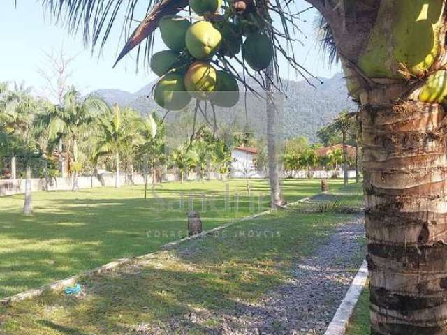 Linda Chácara com piscina á 6 min. da Praia de Peruíbe