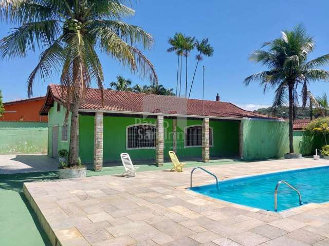 Casa Térrea com piscina á 900m da praia de Peruíbe