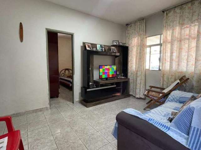 Casa disponível para venda no bairro Rádio Clube, com 3 dormitórios e uma edícula com 1 dormitório.