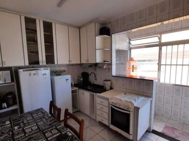 Apartamento de dois dormitórios e um banheiro à venda no centro de São Vicente.