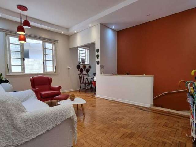 Apartamento com dois dormitórios e dois banheiros à venda no bairro Boqueirão, em Santos.