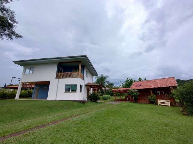 Casa Alto Padrão para Locação na Estância Cabral - 4 Quartos, Piscina, Hidromassagem e Natureza