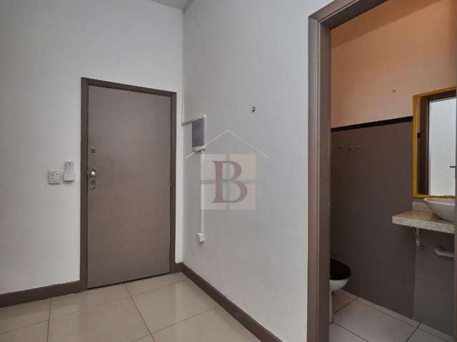 Apartamento Comercial à Venda na Tijuca, RJ: 2 Salas, 1 Banheiro e 33m² de Área - Imperdível!