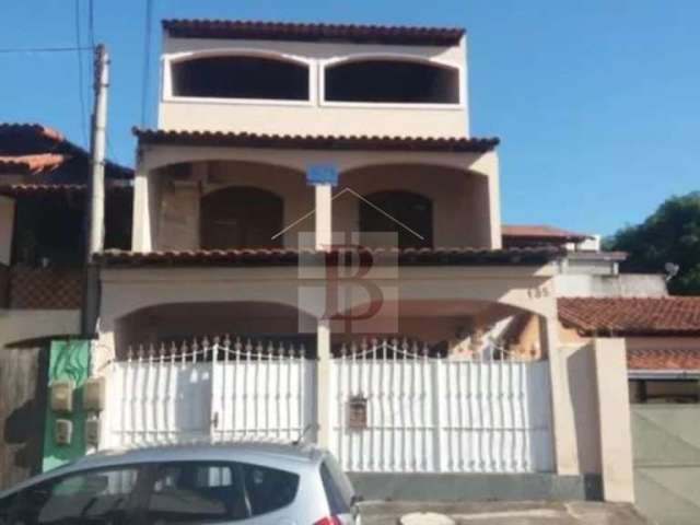 Casa à venda em São Gonçalo-RJ, bairro Mutuá: 3 quartos, 1 sala, 3 banheiros, 2 vagas, 210m² de área. Aproveite!