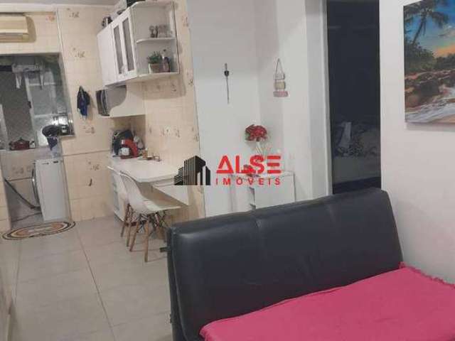 Apartamento com um dormitório e com prédio frente ao mar - Pompéia / Santos