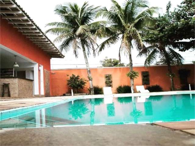 Casa 8 dormitórios a venda na  Praia de Pernambuco no Guarujá - SP.